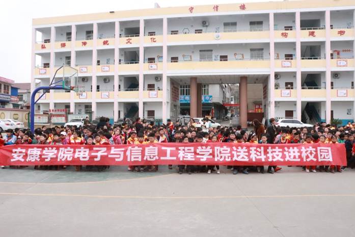 说明: F:\科技下乡\新葡的京集团8814vip送科技进校园_五里小学\IMG_8431.JPG
