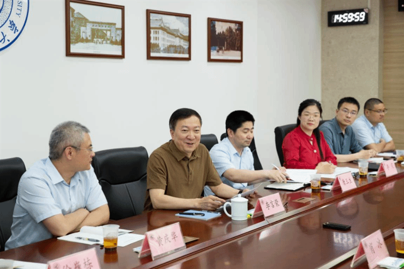 图5-1:2023年4月李言荣书记与青年教师座谈.png undefined