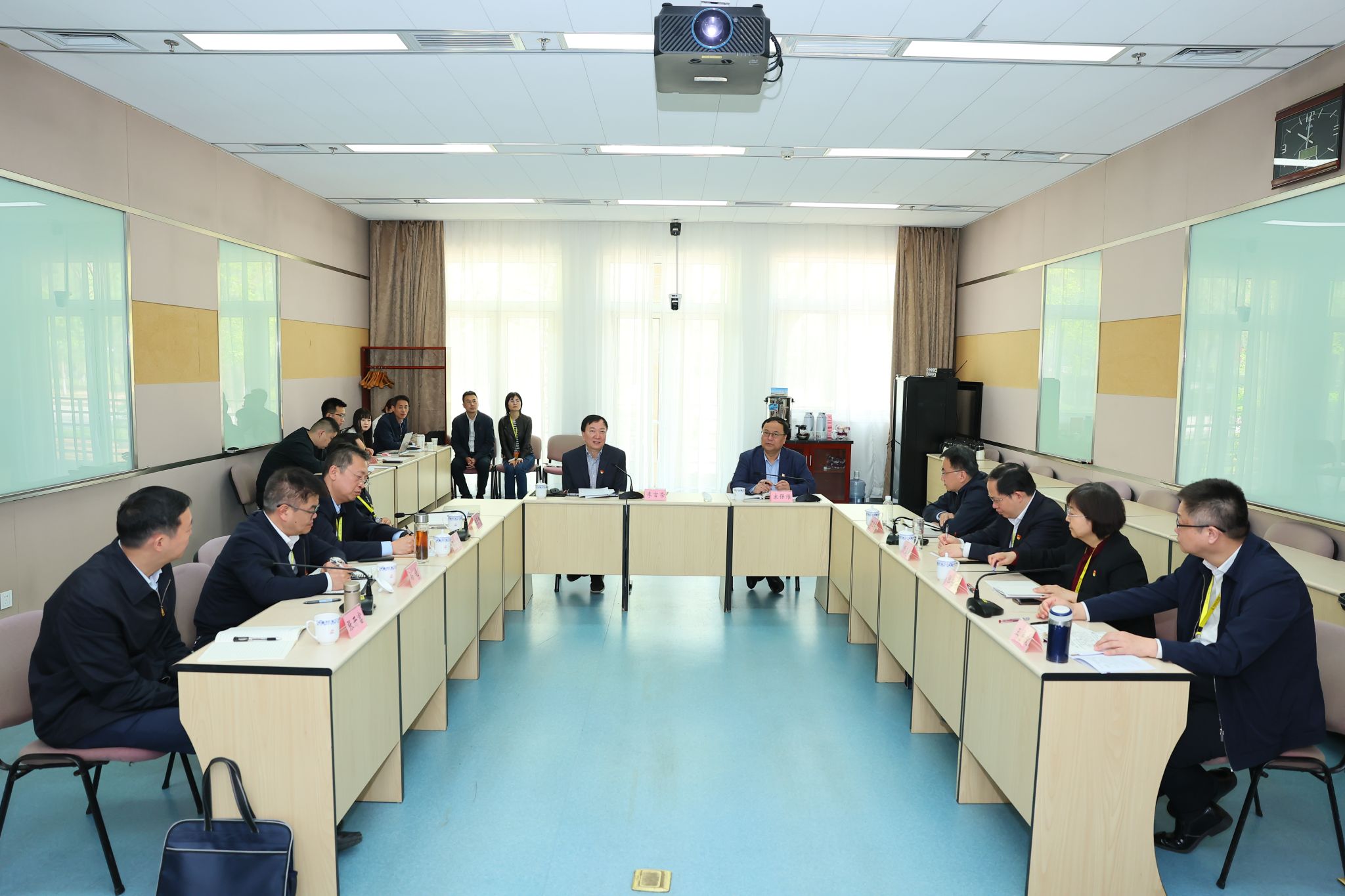 座谈会.jpg