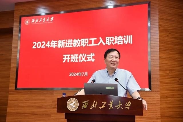 图11-1:书记校长为青年教师讲授“入职第一课”.jpg