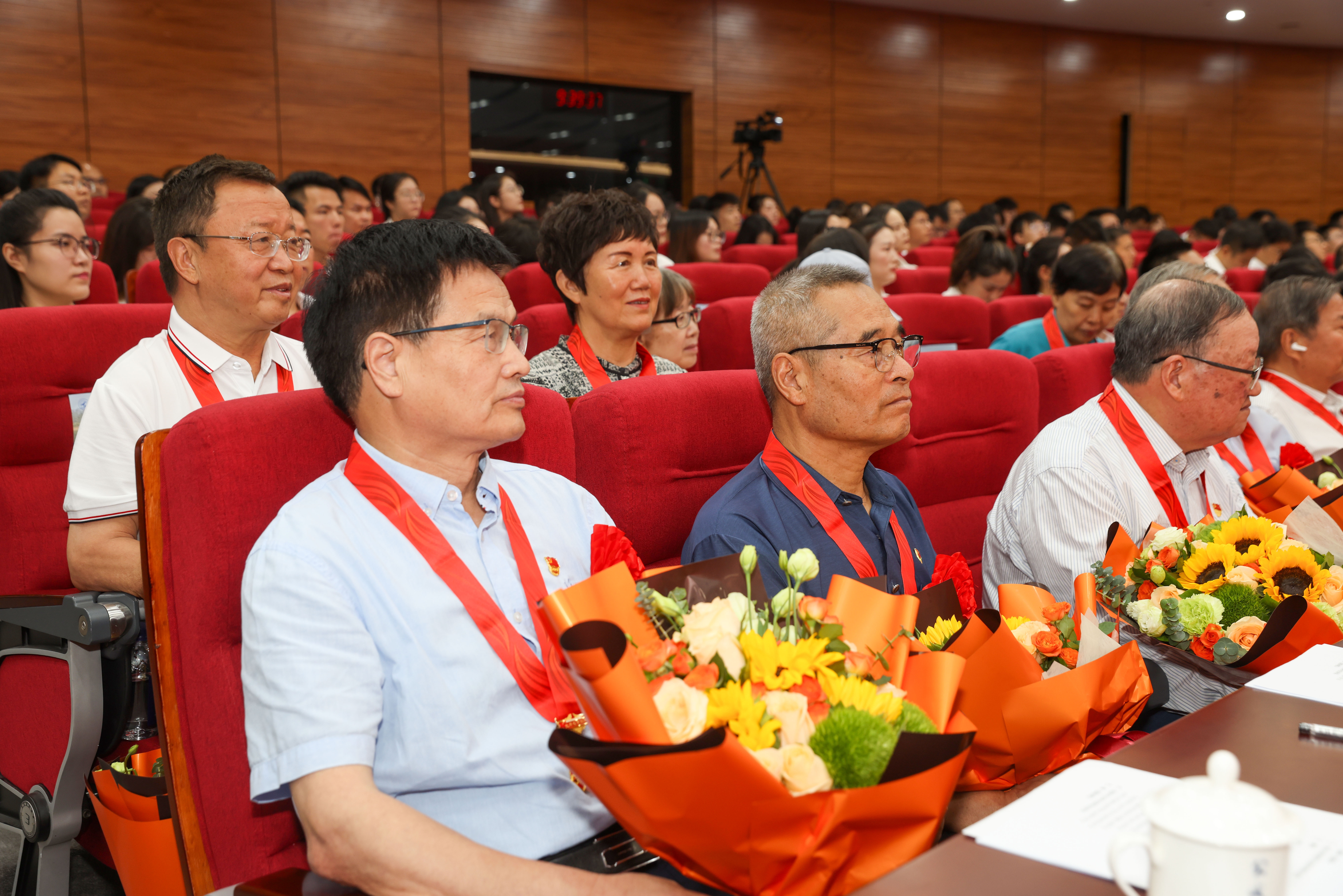 20240701云顶集团7610官方网站“七一”表彰大会光荣在党50年6——司哲摄.jpg
